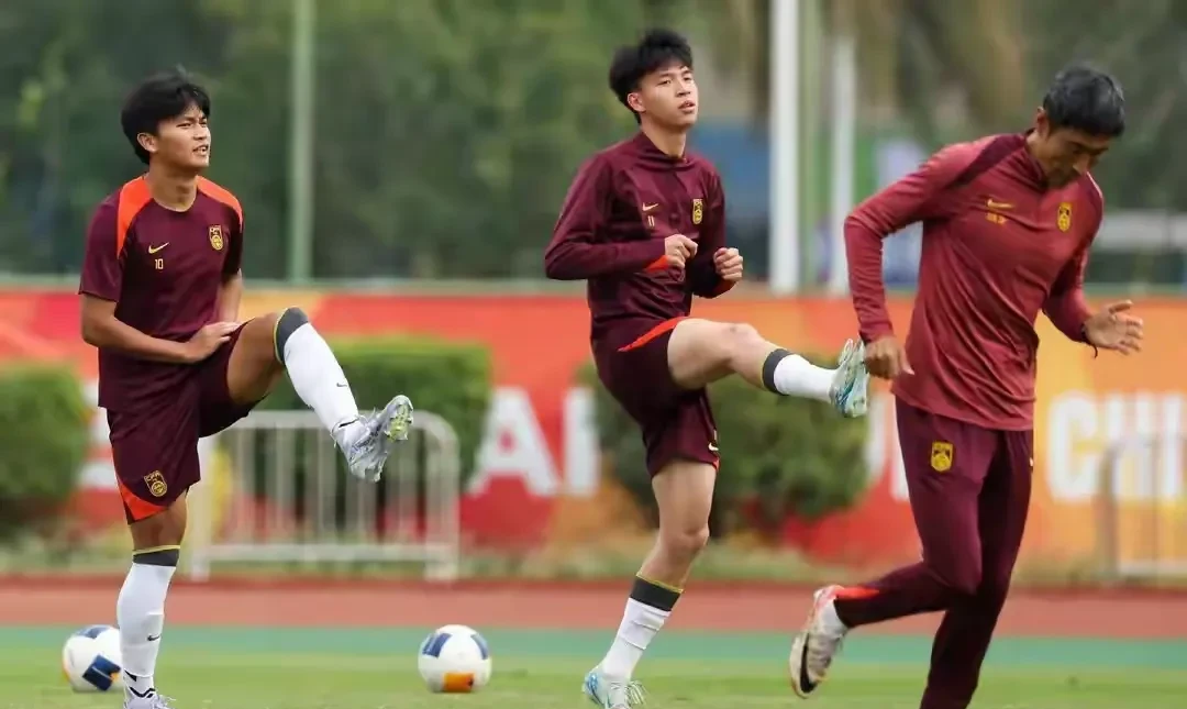 年轻球员接受国际足球俱乐部特训(年轻球员接受国际足球俱乐部特训吗)