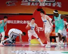 开封队后卫突破空档得手，助球队反超